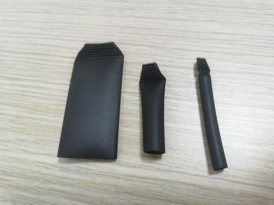 Halbstarre, mit Klebstoff ausgekleidete Isolierkappen